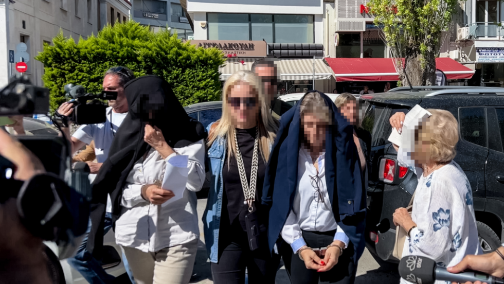 Οι κατηγορούμενοι εφοριακοί στον ανακριτή Χαλκίδας